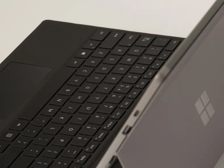 Surface Laptop 7 на Microsoft: Първи Впечатления и Тестове